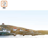 Vrango島上的大岩石加上小木屋的風景圖片，猶如《Lonely Planet》封面一樣。