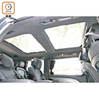 天窗加天幕設計，打開遮光板後令車廂開揚感倍增。