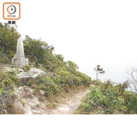這座「嶼南界碑」是英軍當年在大嶼山南及北兩面分別豎立的界石之一，象徵着新界租借地的界線，見證香港逾百年歷史。