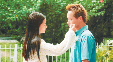《單眼皮》（2004年）：講述鍾情香港電影的馬來少女與華裔少男發生一段跨種族愛情。