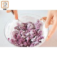 2.分別將紫薯及番薯加入木薯粉、糯米粉及糖霜拌勻後搓成麵糰。