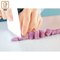 3.取出一小部分的紫色麵糰及黃色麵糰分別搓長條形後切粒，再搓成小圓球狀。