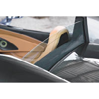座椅後方設有擋風玻璃，可減低行車時的車廂亂流。