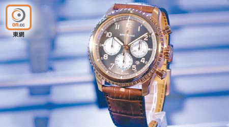 Navitimer 8 B01航空計時腕錶，搭載品牌自家B01機芯，18K紅金皮帶款式。