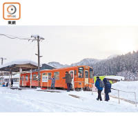想去阿仁滑雪場看樹冰，一般會乘坐秋田內陸線到阿仁合站。