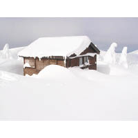山頂的阿仁避難小屋於冬日也被大雪覆蓋。