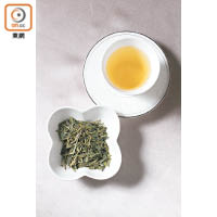 白茶性寒涼，是一種採摘後不會殺青揉捻，只曬乾或用文火乾燥的茶葉，壽眉就屬於白茶，茶色淺黃，香氣醇和。