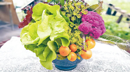 花菜籃的用料大部分都是有機蔬菜，做完擺設還可以吃進肚子。