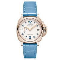 事隔多年品牌終於再次推出女裝腕錶，Luminor Due 3 Days Automatic Acciaio 38mm的纖薄錶殼，堪稱品牌歷來尺寸最小的錶殼；加上搭載纖薄機芯及襯上粉綠及粉藍等浪漫色調，散發品牌少見的浪漫氣息。 Panerai Luminor Due 3 Days Automatic Acciaio 38mm，18K紅金錶殼，配襯淡藍色鱷魚皮錶帶。 $11.6萬（E）