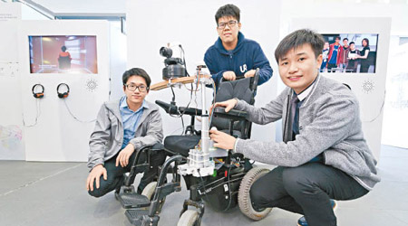 （左起）林盛華、陳友亮、張耀聰合力製作了一部「輪椅使用者攝影助理」，輔助傷健人士進行拍攝活動。
