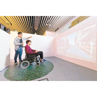在這個電動輪椅駕駛訓練器中，同學構建了一套模擬真實環境的訓練場景，讓輪椅使用者學習如何在各種情況下正確駕駛電動輪椅。