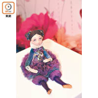 由烏克蘭大師Tamara Pivnyuk設計的洋娃娃，以陶瓷製成，因物料罕貴，價格亦不菲。（價值$1,500,000）
