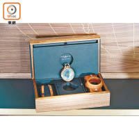 除附送棕色暈塗小牛皮臂懸錶帶作探險之用外，Montblanc 1858懷錶亦可換上棕色暈塗小牛皮錶帶，搖身一變成為時尚腕錶。