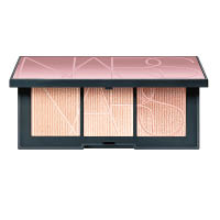 NARS Easy Glowing Collection $440（H）<br>加入獨家激活水分配方，令光影粉在推抹時，與肌膚表層無縫結合，締造自然貼服效果。