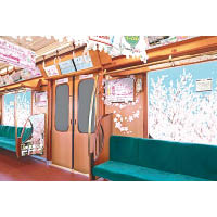 車廂本屬「銀座線 1000 系」，以木色調為主，現在配上櫻花的圖案裝飾，又實在頗Match！