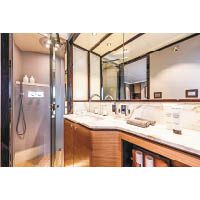 獨立衞浴室用上明亮風格，設備猶如五星級酒店。