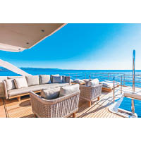 上層甲板提供戶外派對區域，除了梳化和酒吧，更可擺放兩張日光浴椅。
