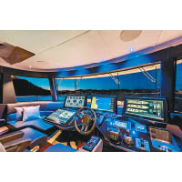 駕駛室的控制台提供先進航海設備及大型觸控屏幕，操作既安全又穩妥。