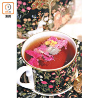 花茶有食用銀粉供裝飾，打卡之選。
