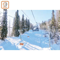 乘坐吊車可直上百多米高的小丘滑雪。