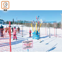 滑雪場內有電動自轉雪橇，給小朋友耍樂一番。