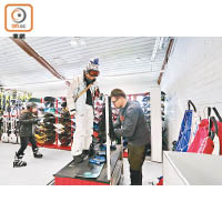 租借滑雪用品時有專員為大家量度裝備尺寸，十分細心和專業。