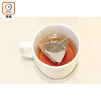 步驟3：打開杯蓋，如果杯底見到Golden Ring，即茶色集中在杯底，與清水明顯分成兩層，就代表這是一杯優質紅茶。