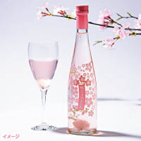 這款甘味果實酒加入了日本八重櫻花瓣，搖晃時還會見到片片花瓣，煞是美麗。