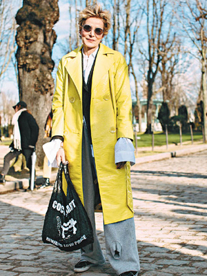 從早前巴黎時裝周街拍所見，取代千禧粉紅登上時尚色彩寶座的是Gen-Z Yellow。