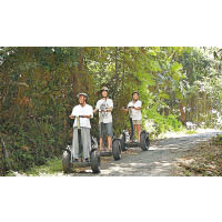 好動的住客可以自費參加特色導賞團，駕駛越野沙灘車（ATV）或Segway，遊覽鄰近村落。
