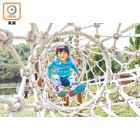 所有設施都專為兒童而設，未夠4歲的Ivanna在繩網爬上爬落無難度。