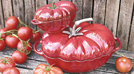 色澤鮮艷搶眼的STAUB番茄鍋，猶如極具分量的當造番茄，展現時尚型格個性。
