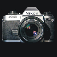 Nikon FG-20菲林相機採用電子快門，可透過光圈先決來曝光，集輕便與自動性於一身。