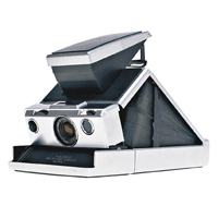 Polaroid SLR670-S即影即有相機，可使用如600 Film菲林，正方形長寬比相片方便構圖。