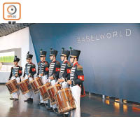 大會安排銀樂隊巡遊及表演，為BaselWorld錶展揭開序幕。