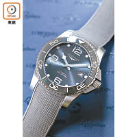 新款HydroConquest採用陶瓷錶圈設計。灰色3針款式 約$13,000