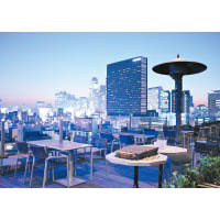 上13樓天台酒吧，可以一邊欣賞新宿的夜景，一邊飲美酒。