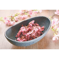 櫻花容易凋謝，用鹽醃成櫻花漬是最佳保存方法。煮食時記得先用水沖走鹽分，醃漬後的櫻花會散發獨有的鹹香。