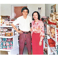 上世紀70年代，Chris的父母已移民到美國，並在中國人人迹罕至的伯明翰經營首間中式辦館。
