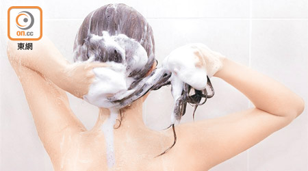洗澡的水温應介乎攝氏36至37度，因水溫過高有機會破壞皮膚表面的天然油脂層。
