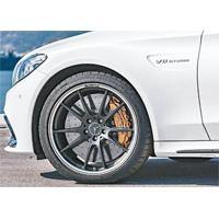 標配18吋五幅式輪圈，同時亦提供更大的19吋輪胎輪圈供選擇。
