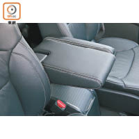 司機位手枕大幅放大，駕駛時倍感舒適。