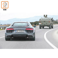 R8 V10 RWS加速力雖然能力強悍，但試車時巧遇軍車，還是要收斂一下。