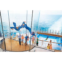 遊客可於甲板上試玩模擬高空跳傘，感受海上飛翔的刺激。