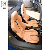 具備8向電動調校功能的跑化座椅，採用多幅剪裁，舒適度及承托力十足。
