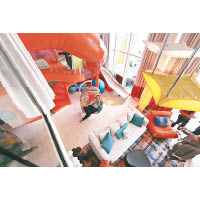 兩層高的Ultimate Family Suite設有兩間臥室和可容納一家八口，設計極為繽紛。