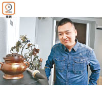 「明成館」主人黃少棠早於80年代已在拍賣公司工作，接觸中國瓷器超過30年，並鍾情於文房器物。