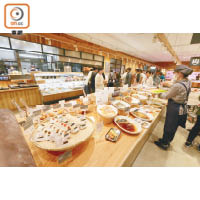 半自助餐形式的Cafe&Meal MUJI，提供的食品以當地生產的食材為主。