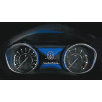 轉數錶上加入V8顯示燈，強調其強勁的動力輸出正是來自V8動力系統。