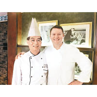 Chef Theo笑言除了意大利菜，最喜歡的就是中菜，來到香港即和本地名廚梁輝雄師傅（左）交流心得。